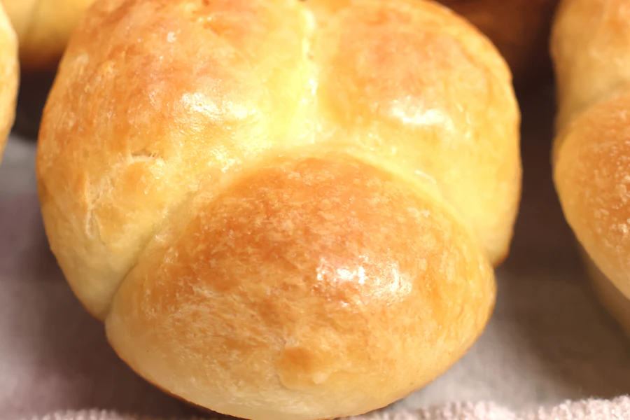 Golden baked dinner rolls