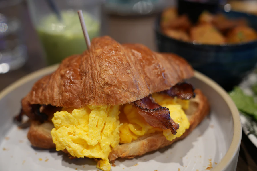 Croissant sandwich with folded egg