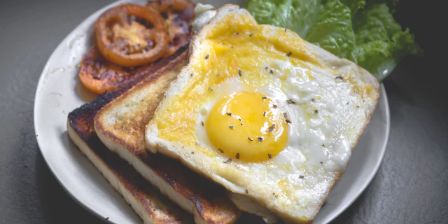 Fried egg on toast with tomatoes